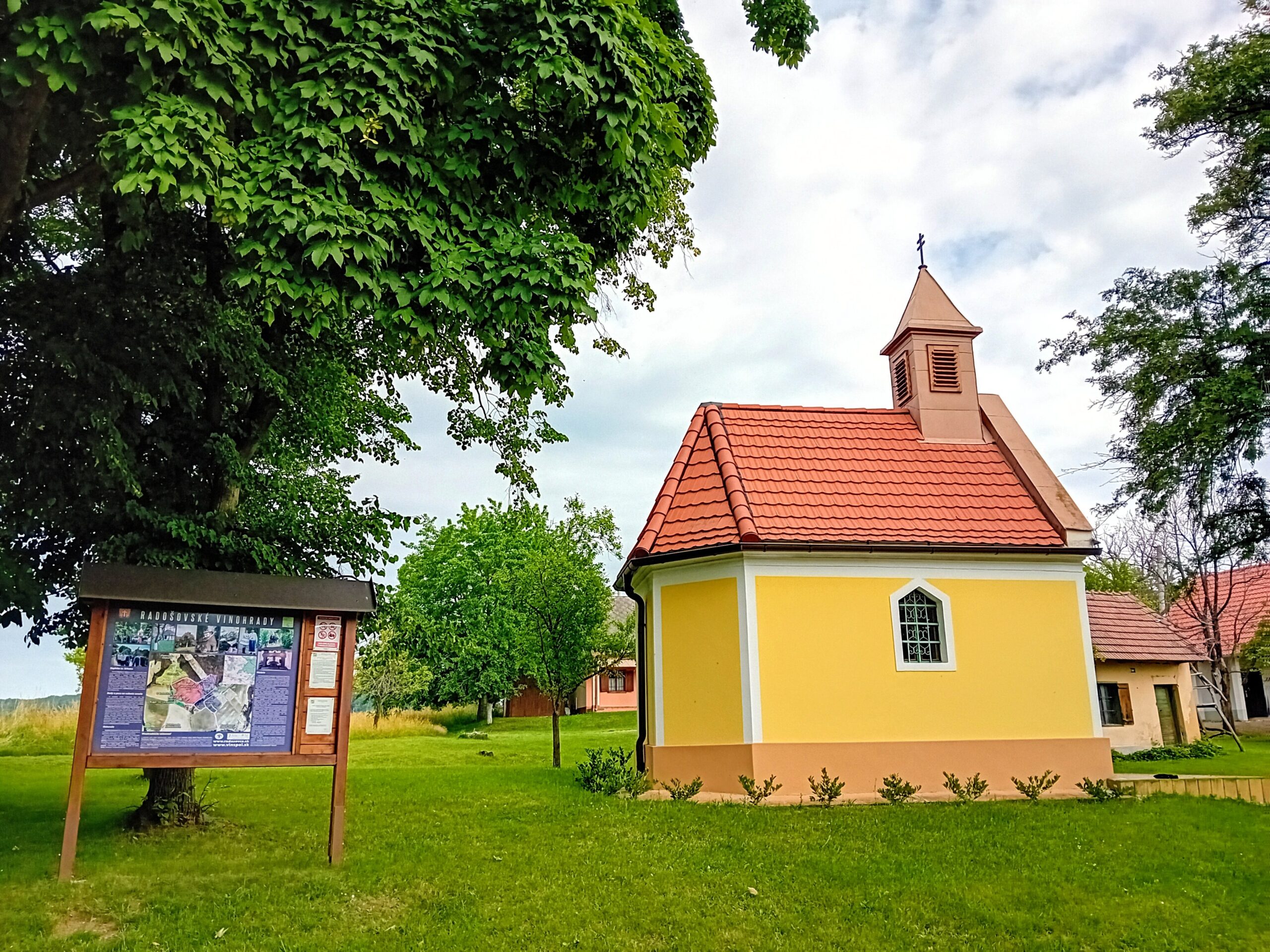 Kaplnka sv. Urbana v radošovských vinohradoch