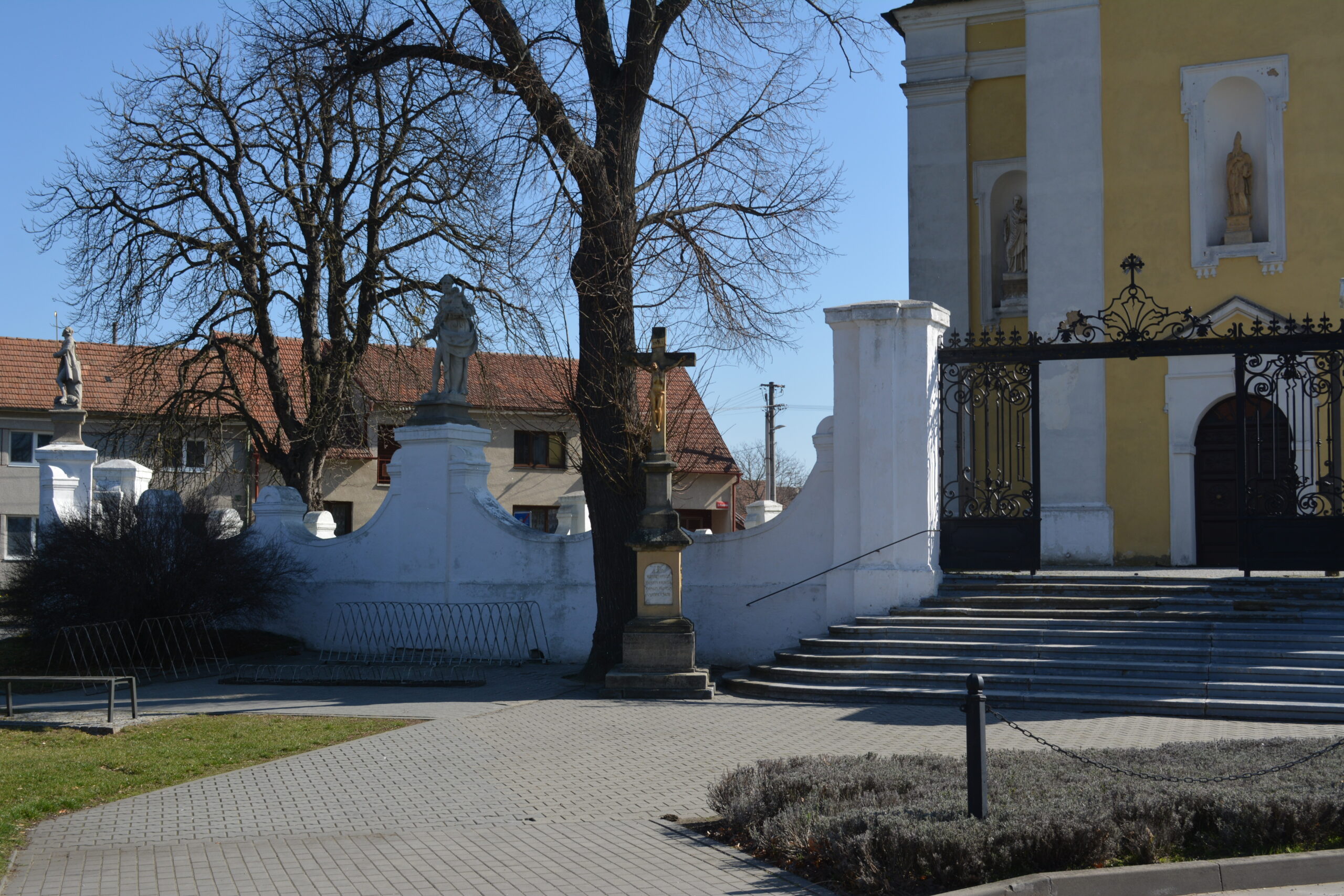 Kříž před kostelem Milotice