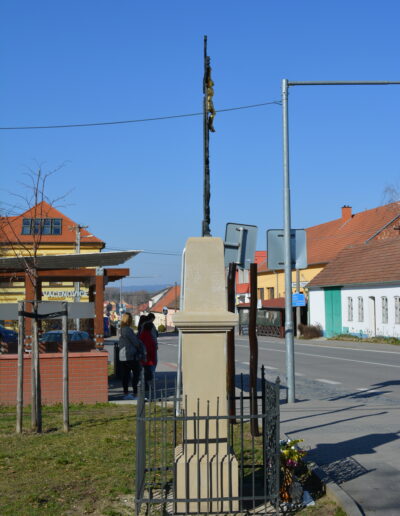 Kříž na návsi Vacenovice